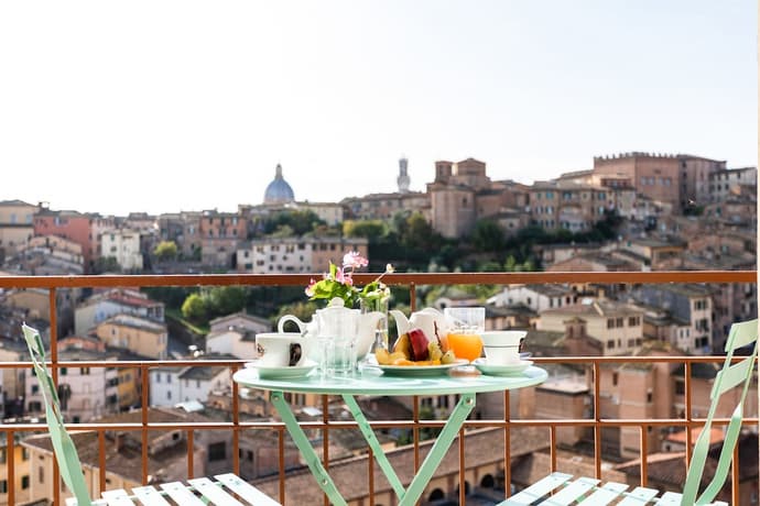 Hotel Minerva, Primary image