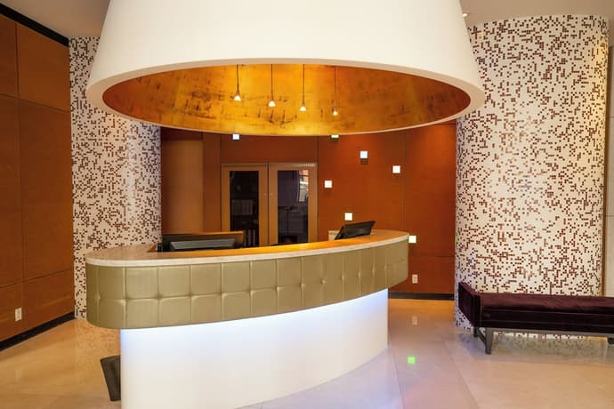 OPUS Hotel Vancouver, Reception