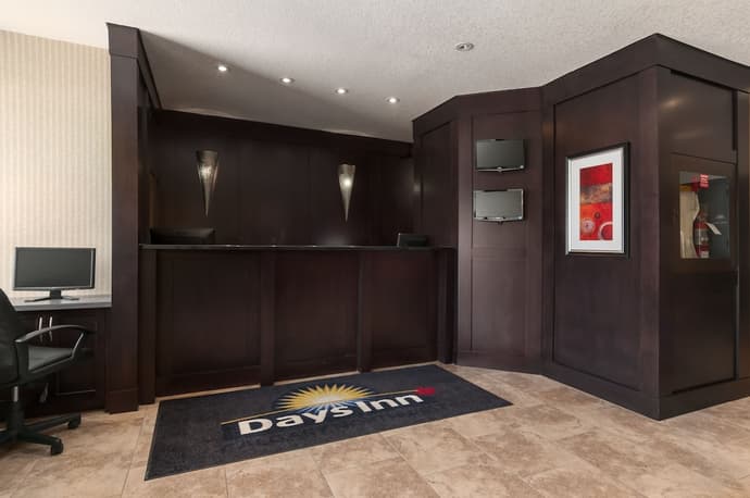 Days Inn by Wyndham Calgary Northwest, Lobby