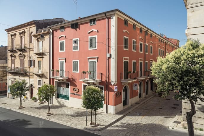 Hotel Montreal, Primary image