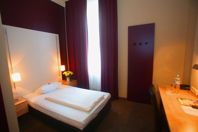 Hotel Columbus, Primary image