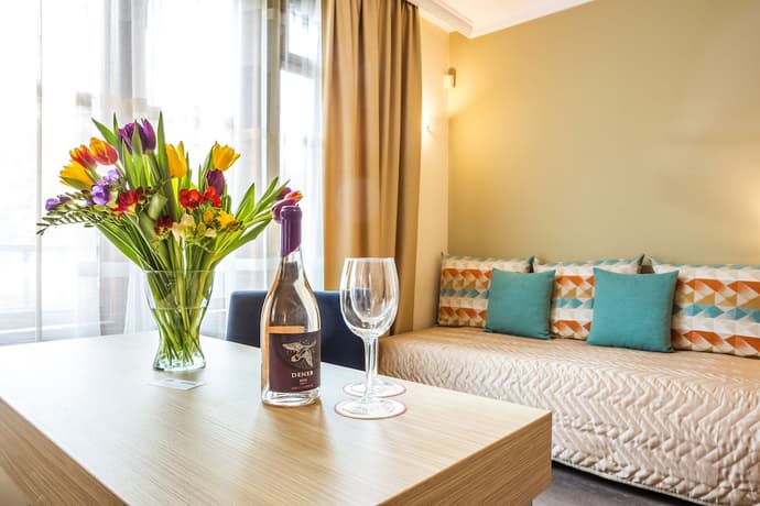 Hotel Geneva, Primary image