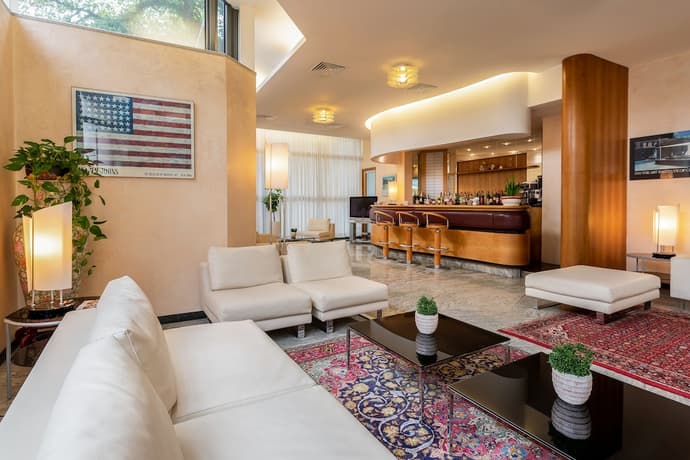 Hotel Polo, Primary image