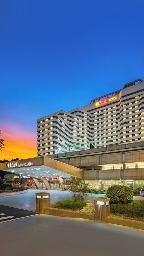 Guangdong Hotel, Primary image