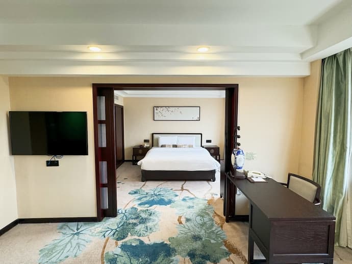 Guangdong Hotel, Primary image