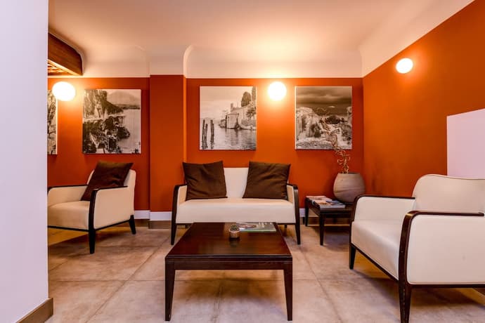 Hotel City, Primary image