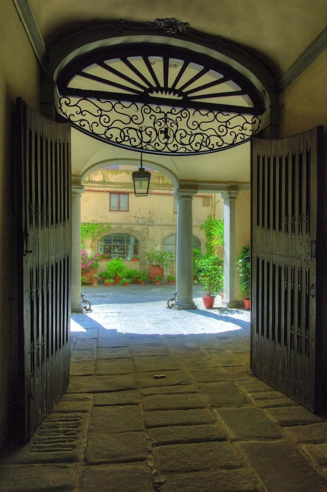 Palazzo Niccolini al Duomo, Interior entrance