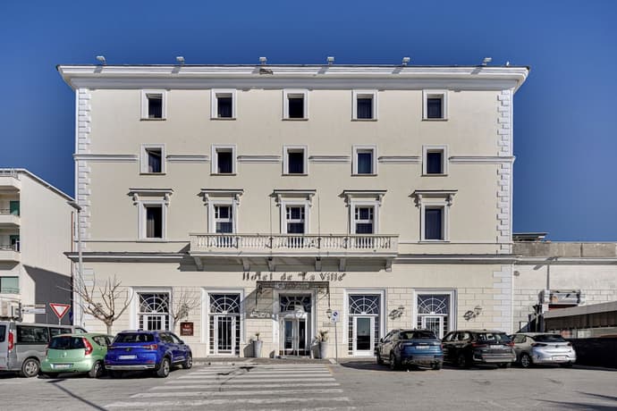 Hotel de La Ville, Primary image