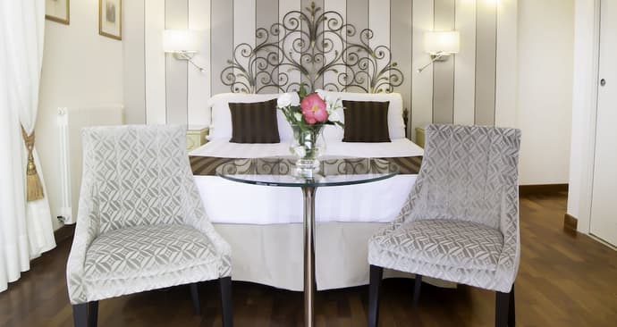 Hotel Jolanda, Primary image