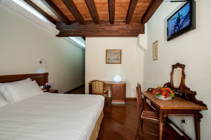 Hotel Flora, Primary image