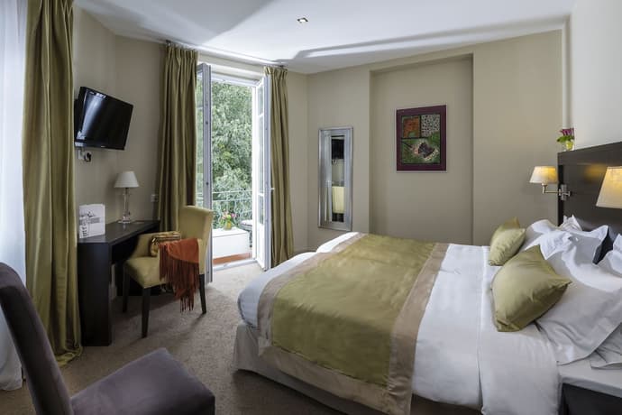 La Place, Primary image