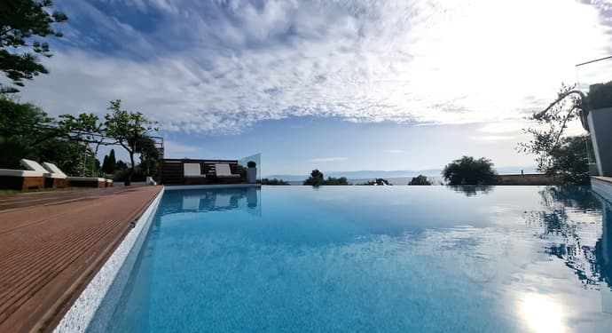 Gina Studios, Primary image