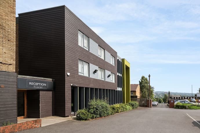 Rooms Inn, Primary image