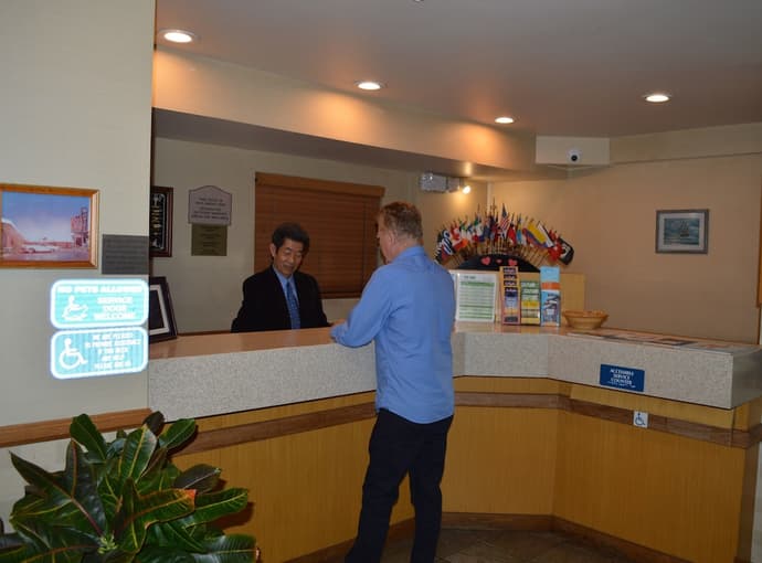 Jolly Roger Hotel, Reception