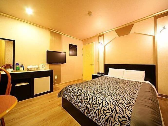 Island Motel, Primary image