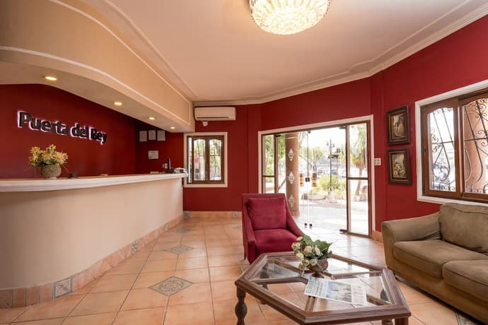 Hotel Puerta del Rey, Reception