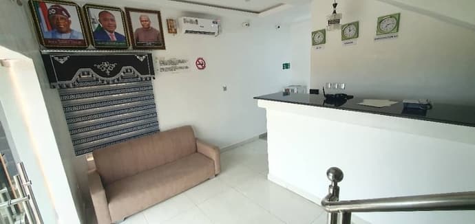 Hilton Summer Apartments, Reception