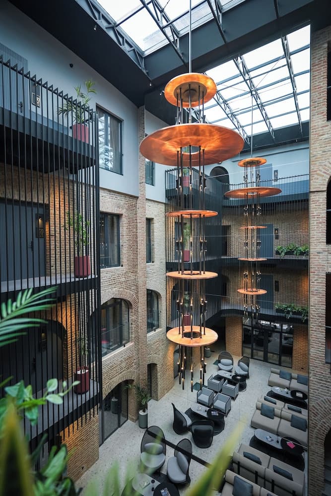 Qarvasla, Primary image