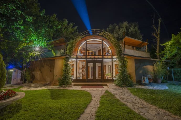 Hotel Legjenda, Primary image