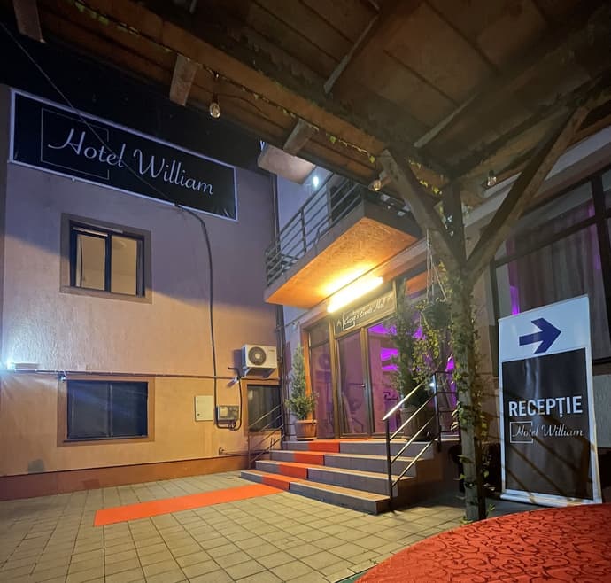 Hotel William, Primary image