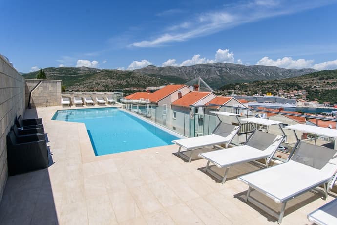 Vila Curic, Primary image