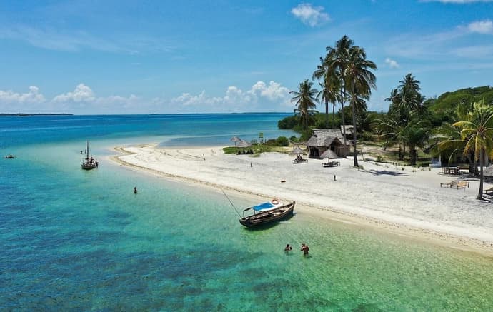 Basecamp Mafía Island, Primary image