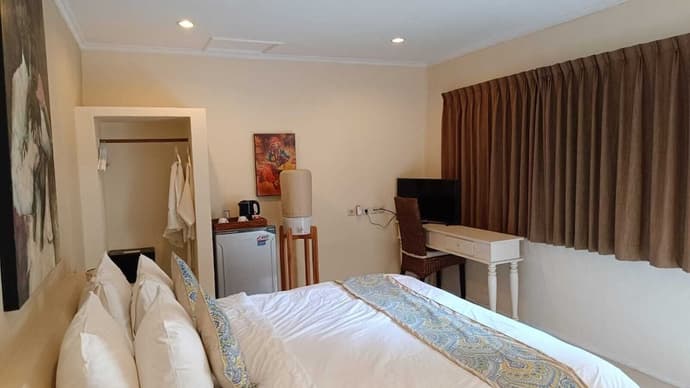 Scallywags Smugglers, Room