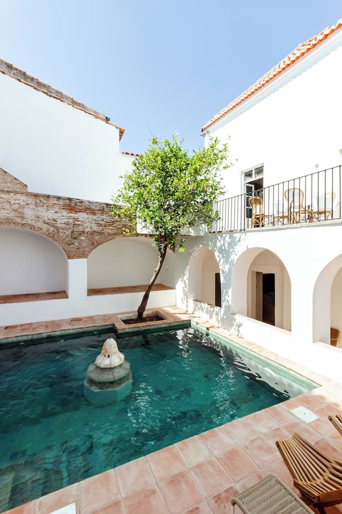 Amada Moura, Primary image