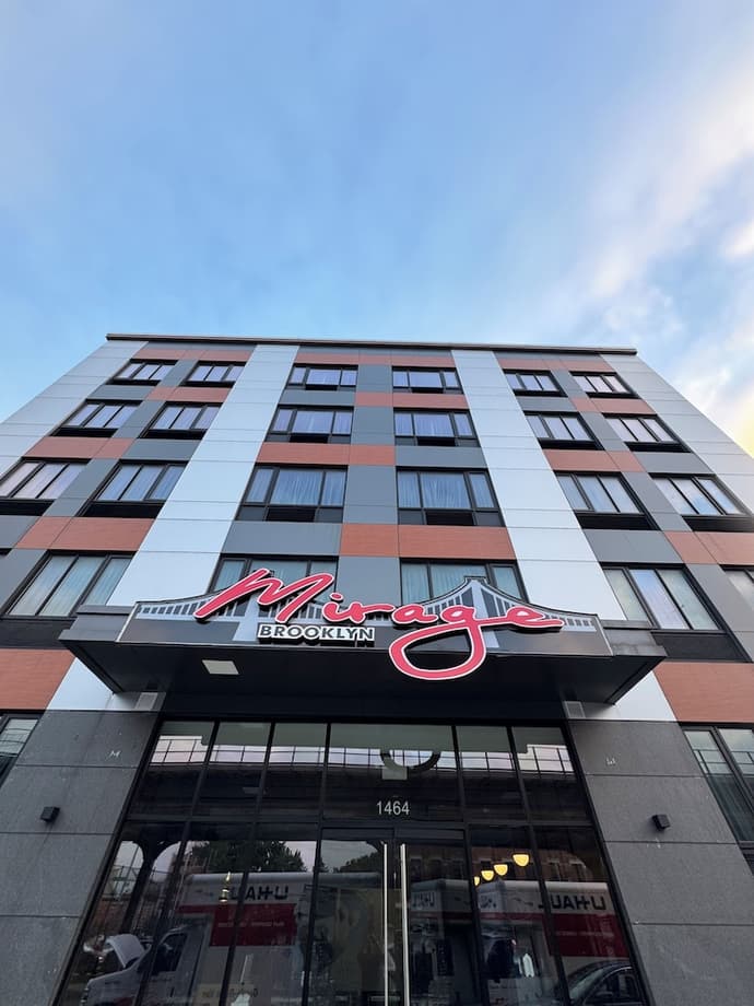 Hotel Mirage Brooklyn, Primary image