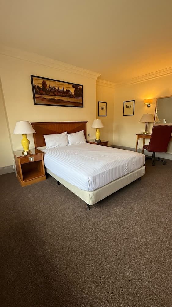 Harte and Garter, Primary image