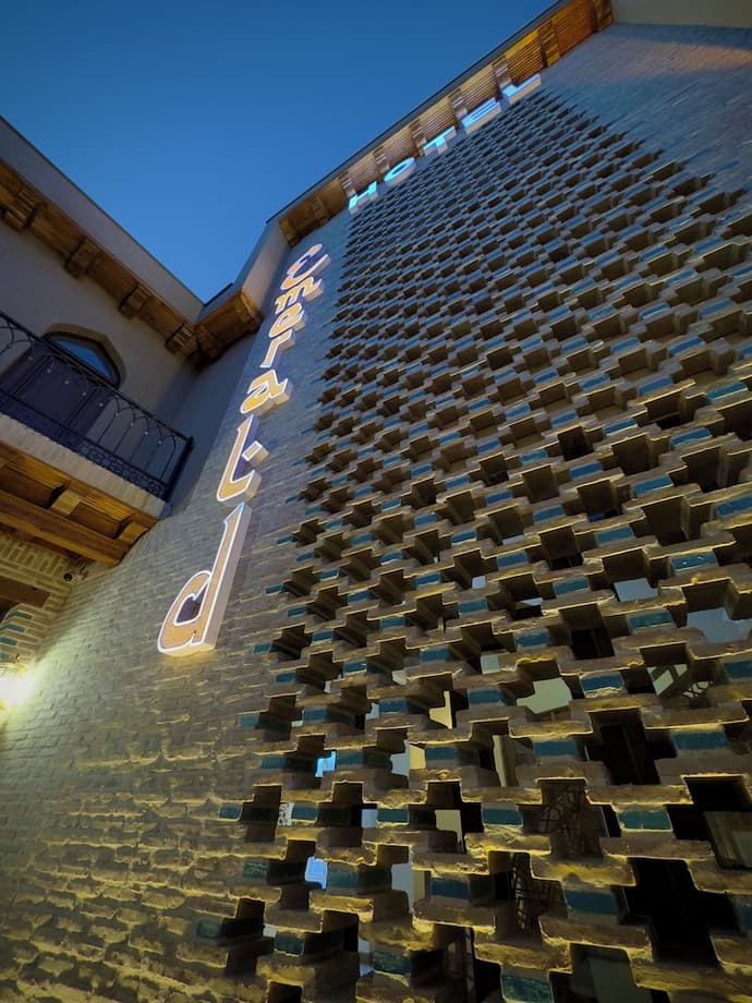 Emerald hotel, Primary image