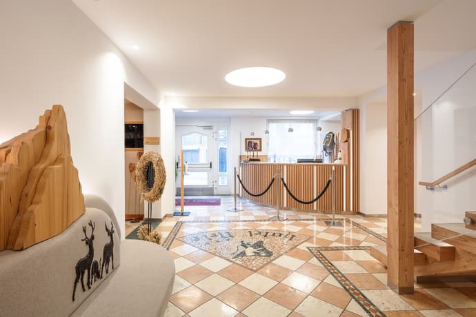 Hotel Nele, Interior entrance