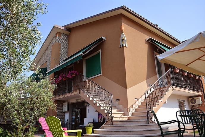 Villa Chiara, Primary image