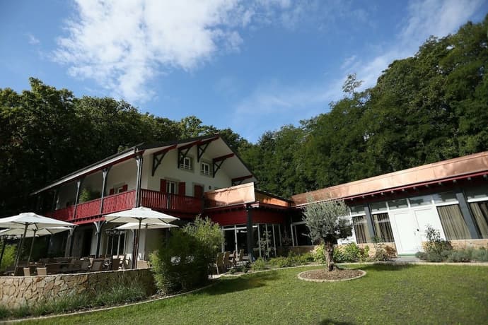 Chez Maman, Primary image