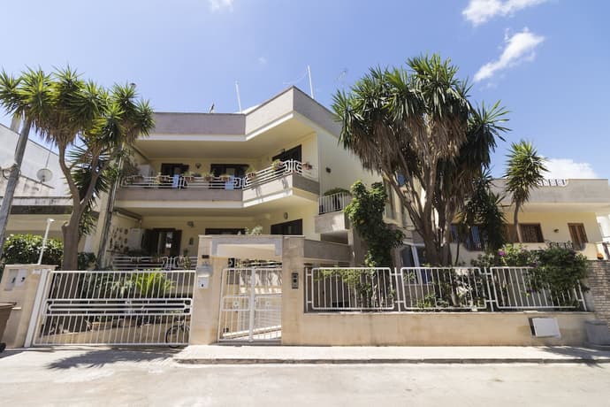 Luxury B&B, Primary image