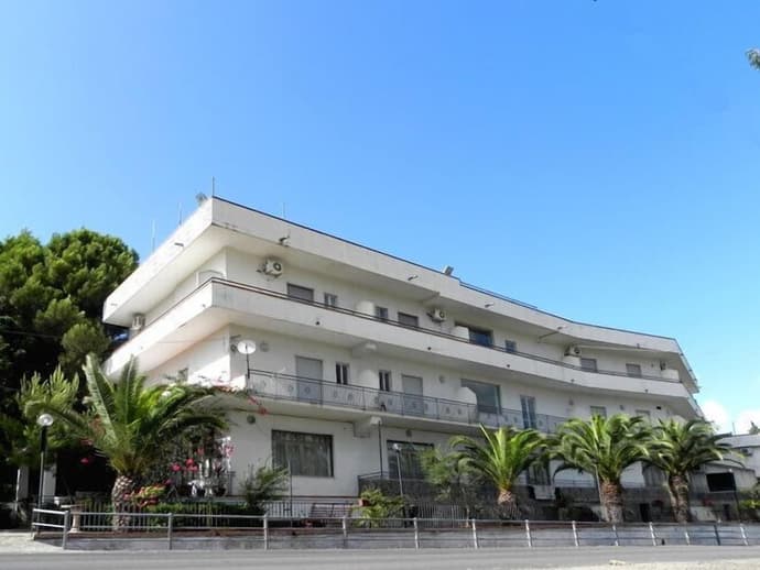 Hotel Eden, Primary image