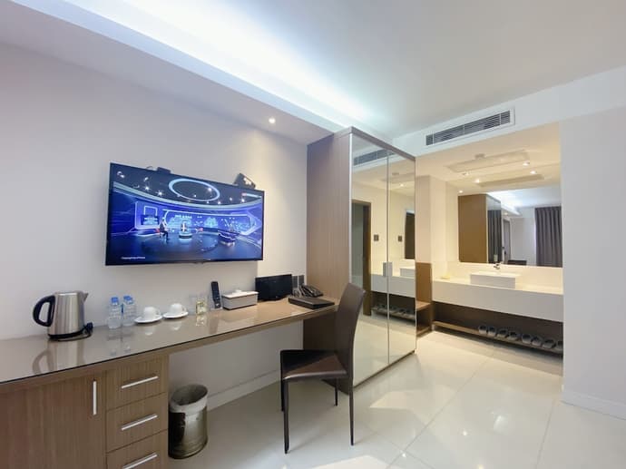 The Luxe Hotel, Primary image