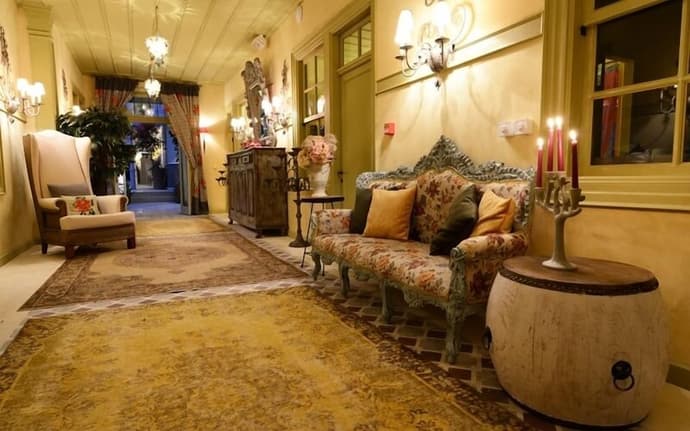 Marge Hotel, Interior entrance