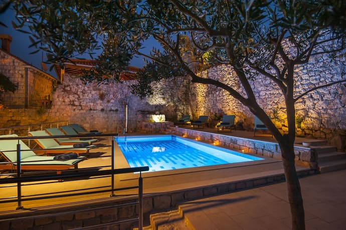 California Apartments, Primary image