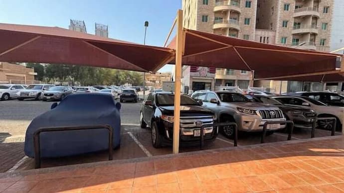 Basser 6, Primary image