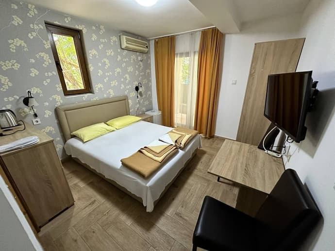 Central Hotel, Room