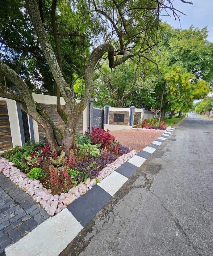 Fezeu's Place, Primary image