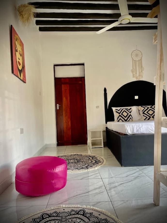 Villa Euphoria, Room