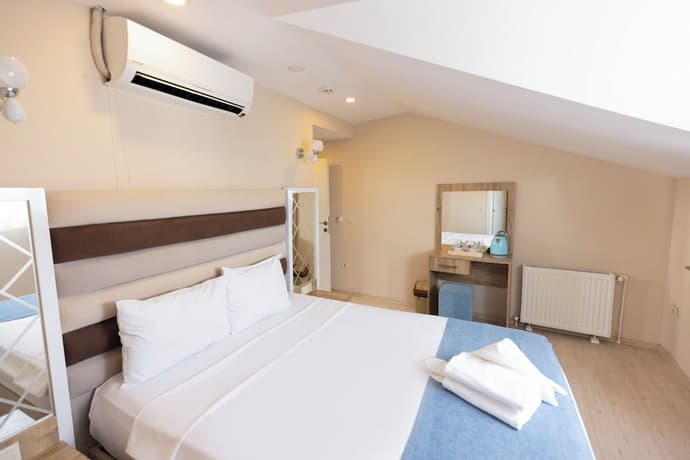 DeMaree, Primary image