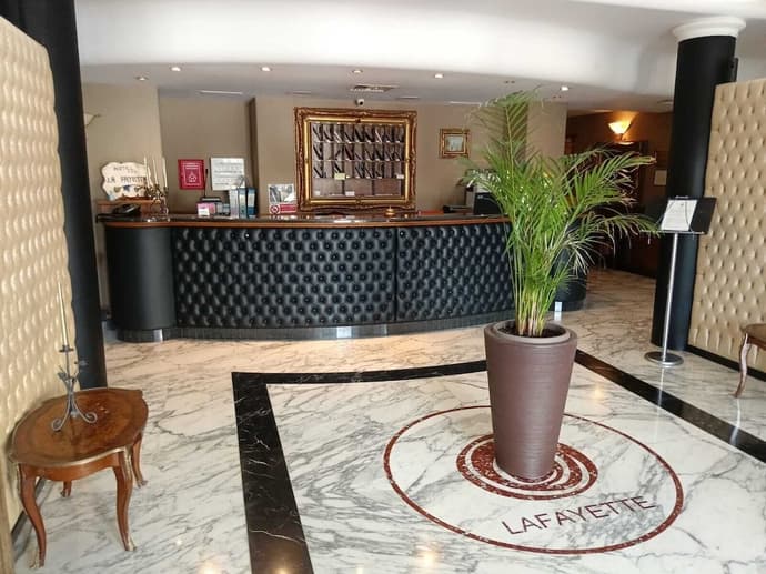 HOTEL LA FAYETTE LICOLA, Interior entrance