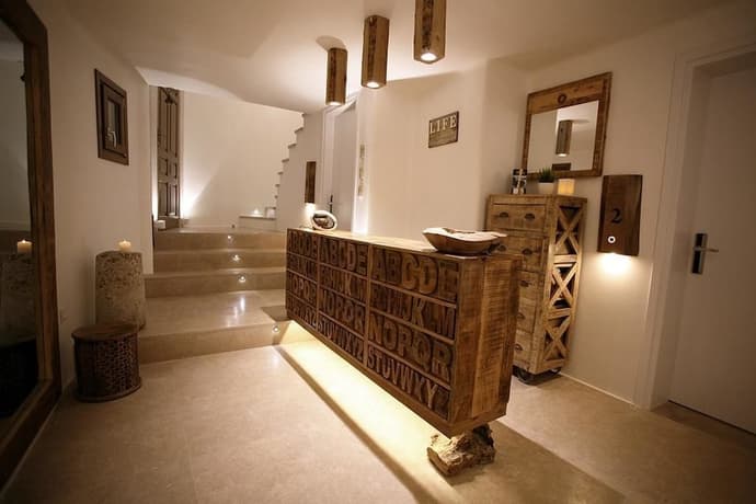 Anagram Hotel, Primary image