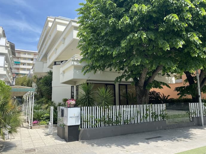 Hotel President, Primary image