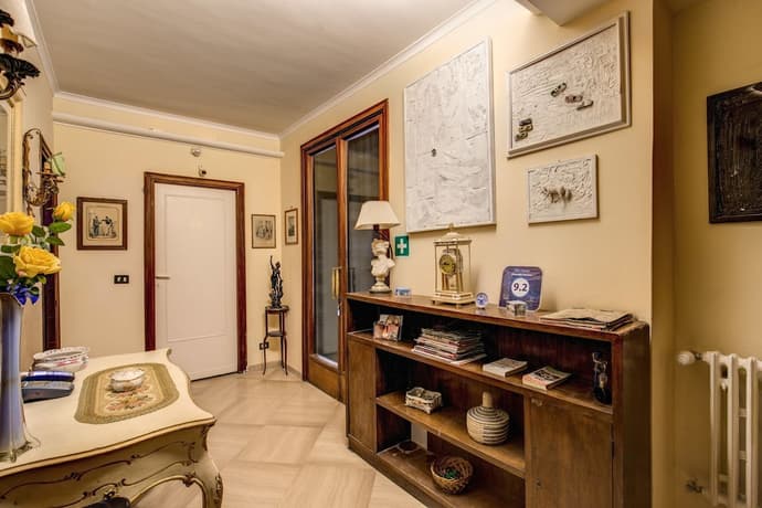 B&B Piramide Terrace, Interior entrance