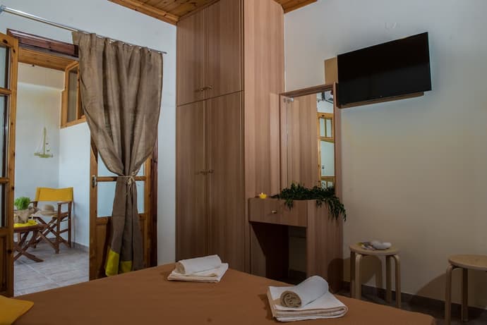 Summer Bed Nydri, Primary image