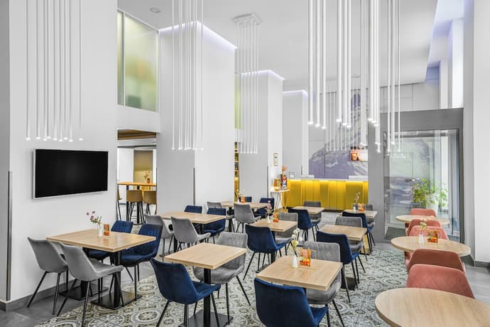 12 Revay Hotel, Primary image